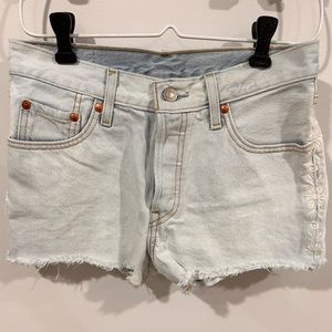 🌸 Levi's Light Wash Denim Shorts - W25 🌸